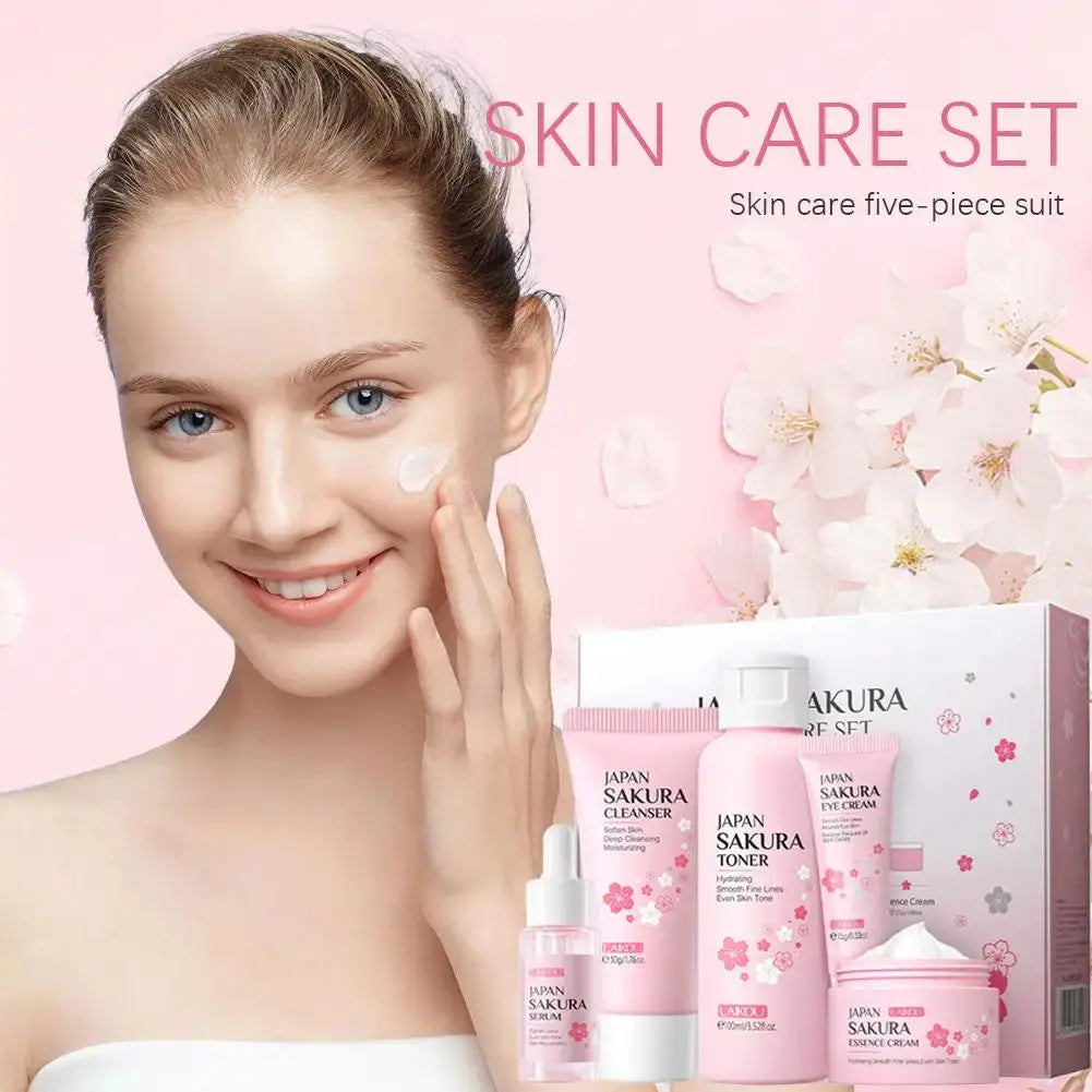 Femme appliquant le soin visage Sakura